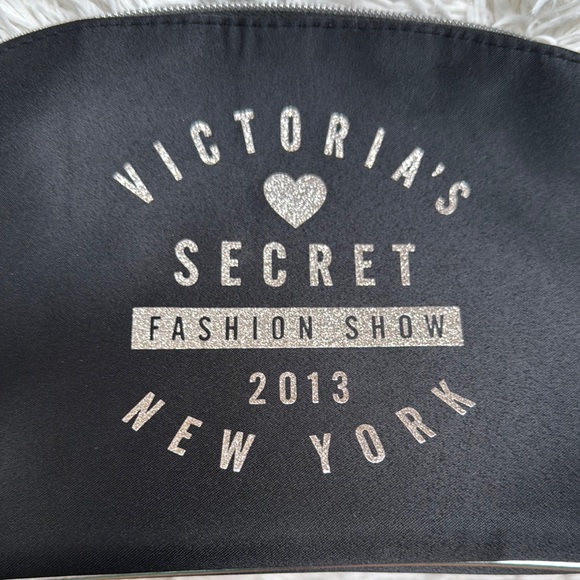 🎉HP🎉 Victoria's Secret Cosmetic Bag & Brush Set NWOT 💗 Black and Silver - Picture 10 of 15